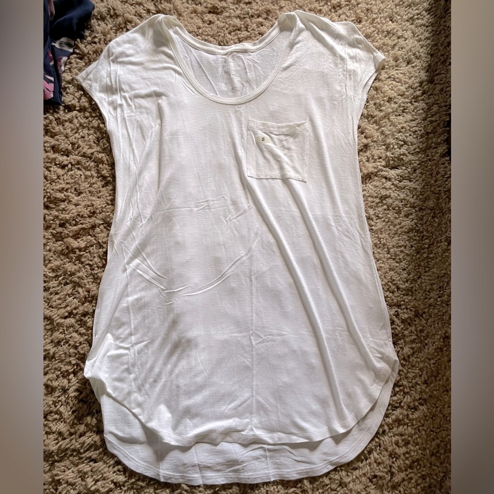 Maurice’s small white shirt
